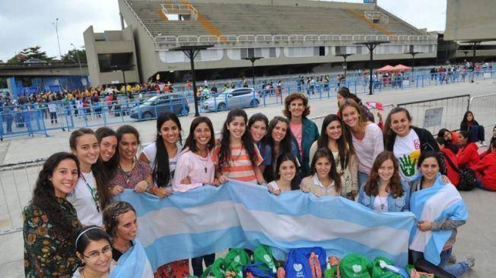 Las cordobesas que duermen en las tribunas del samb�dromo