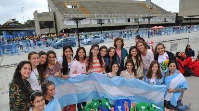 Las cordobesas que duermen en las tribunas del samb�dromo