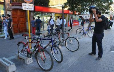 Los ciclistas est�n contra los bicicleteros de hormig�n