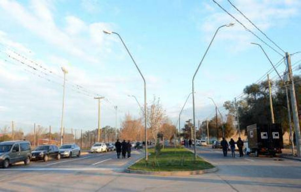 Mestre inaugur� la iluminaci�n y pavimentaci�n de la Ghandi