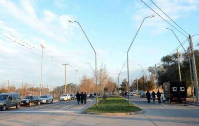 Mestre inaugur� la iluminaci�n y pavimentaci�n de la Ghandi