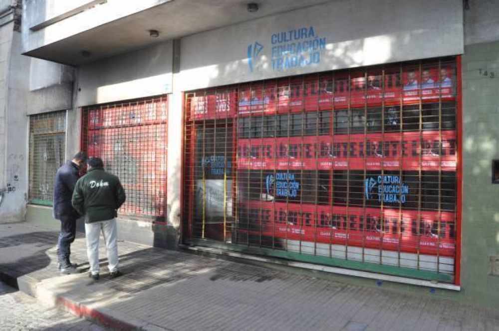 Prendieron fuego el frente del local partidario de Camioneros