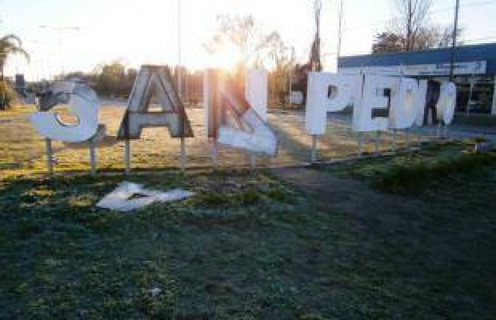 Destrozaron el cartel de ingreso a San Pedro