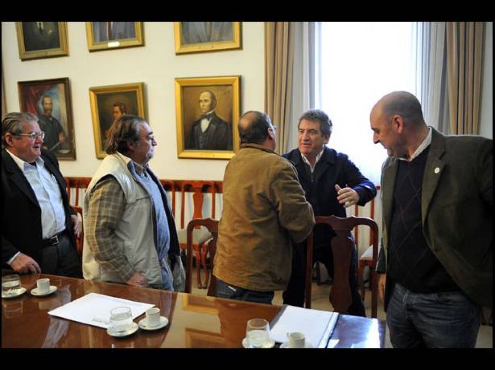 Urribarri recibi� a la FAA y prometi� beneficios para los peque�os productores