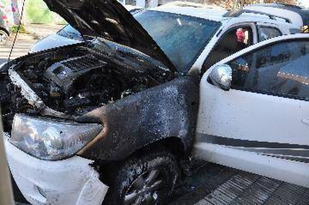 Hilux quemada y sospechas en Roca