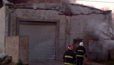 Incendio en dep�sito en calle 20 y Bol�var 