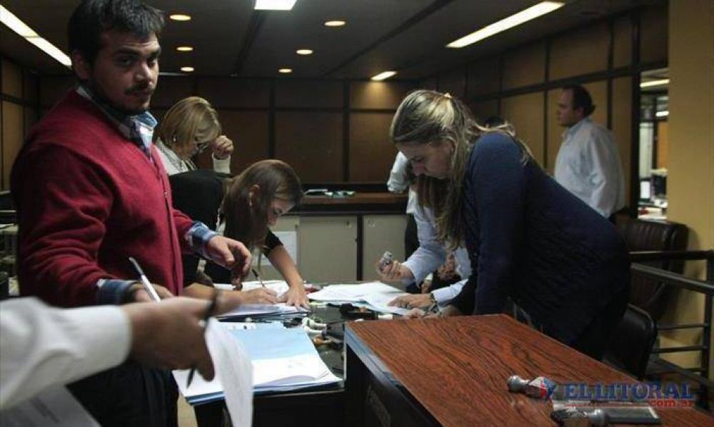 La Justicia dilata la definici�n sobre la re-re y se aboca a oficializar alianzas