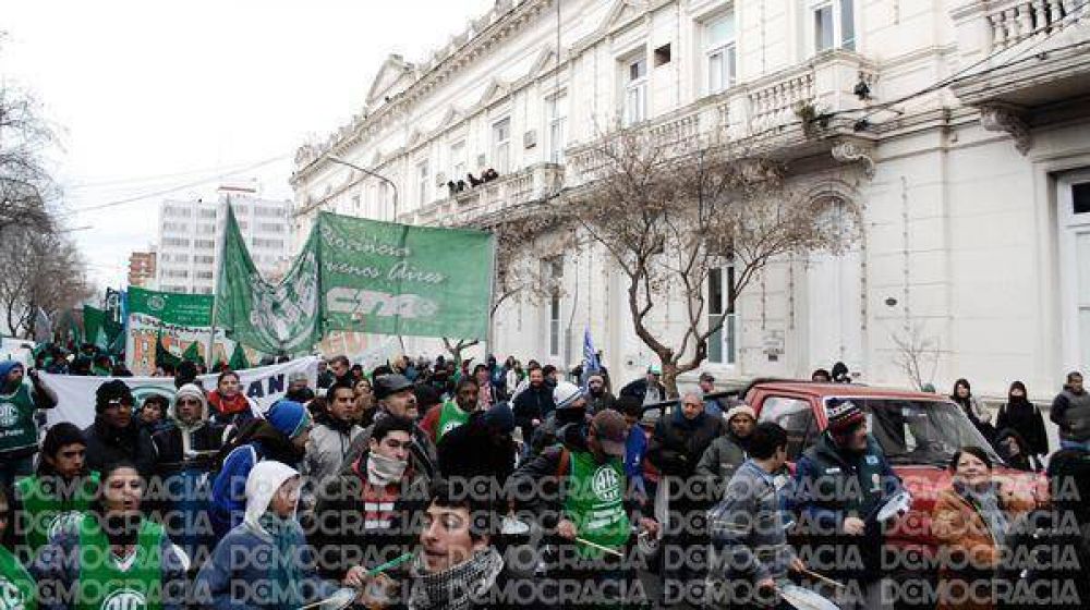 Fuerte manifestaci�n de ATE por la baja de categor�a de empleados de la Comuna