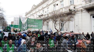 Fuerte manifestaci�n de ATE por la baja de categor�a de empleados de la Comuna