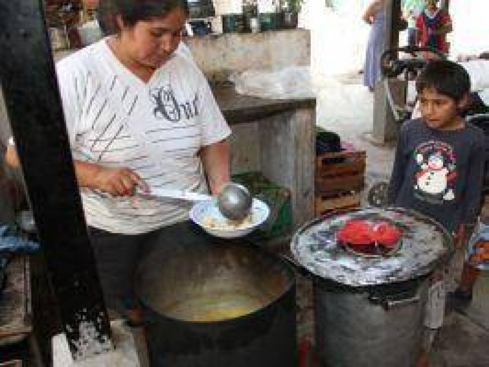 Cuatro mujeres sin sueldo cocinan en condiciones precarias y a la intemperie para 110 chicos
