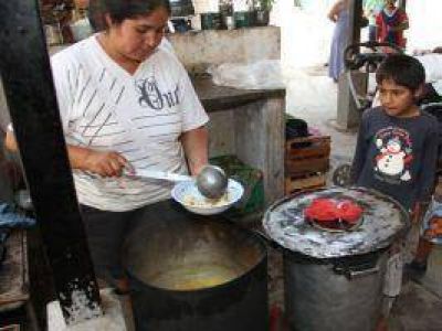 Cuatro mujeres sin sueldo cocinan en condiciones precarias y a la intemperie para 110 chicos