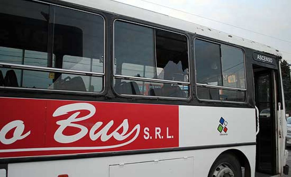 Apedrean nuevamente un colectivo y hieren a una mujer