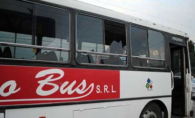Apedrean nuevamente un colectivo y hieren a una mujer