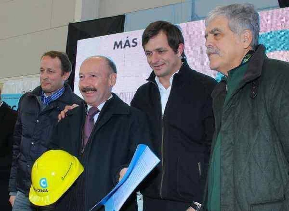 INZA FIRM� CONVENIOS CON DE VIDO PARA LA REALIZACI�N DE OBRAS EN AZUL