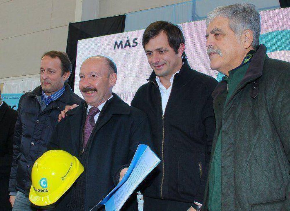 En Bol�var, Inza firm� convenios con el ministro de Vido para realizar importantes obras en Azul