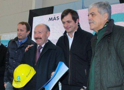 En Bol�var, Inza firm� convenios con el ministro de Vido para realizar importantes obras en Azul