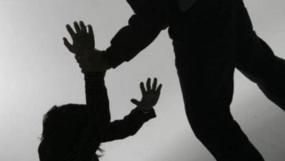 Su novio la pate� en el suelo, pero ella intent� levantar la denuncia