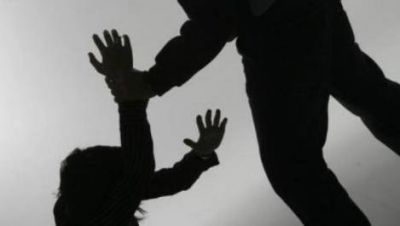 Su novio la pate� en el suelo, pero ella intent� levantar la denuncia