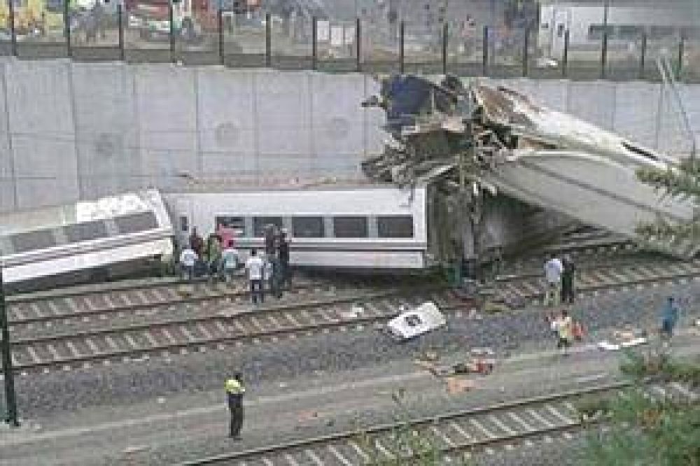 Hay al menos 12 muertos al descarrilar un tren de pasajeros en Espa�a