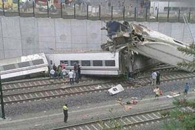 Hay al menos 12 muertos al descarrilar un tren de pasajeros en Espa�a