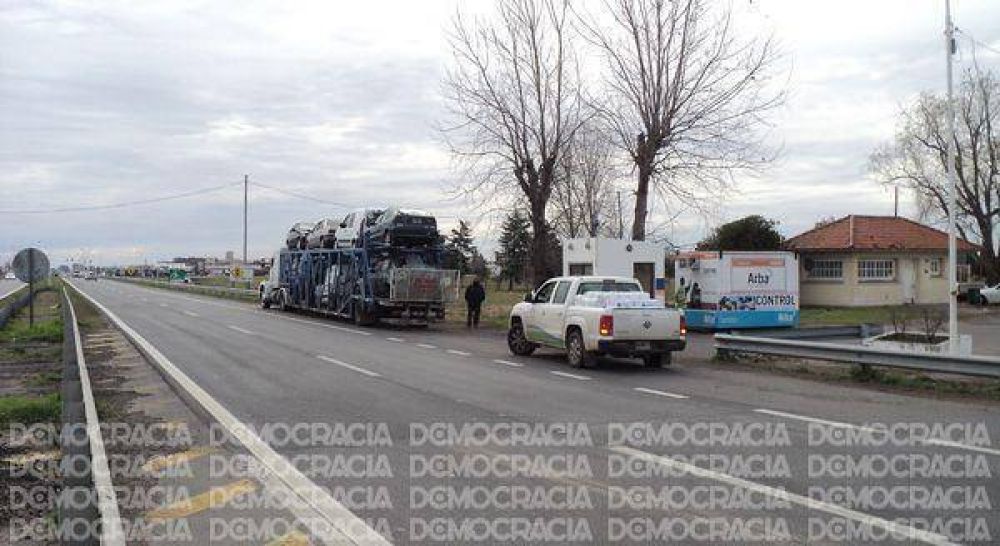 La Polic�a intercept� un cami�n con dos autos que ten�an un pedido de secuestro