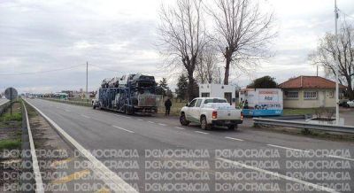 La Polic�a intercept� un cami�n con dos autos que ten�an un pedido de secuestro