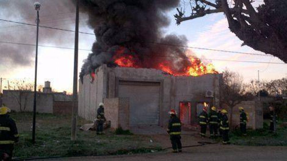 Incendio de grandes proporciones destruye distribuidora de productos de bazar 