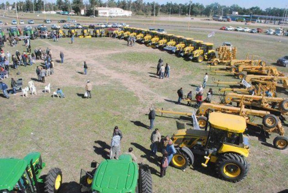 Valioso aporte para el sector productivo: la red terciaria chaque�a recibi� nuevo equipamiento vial