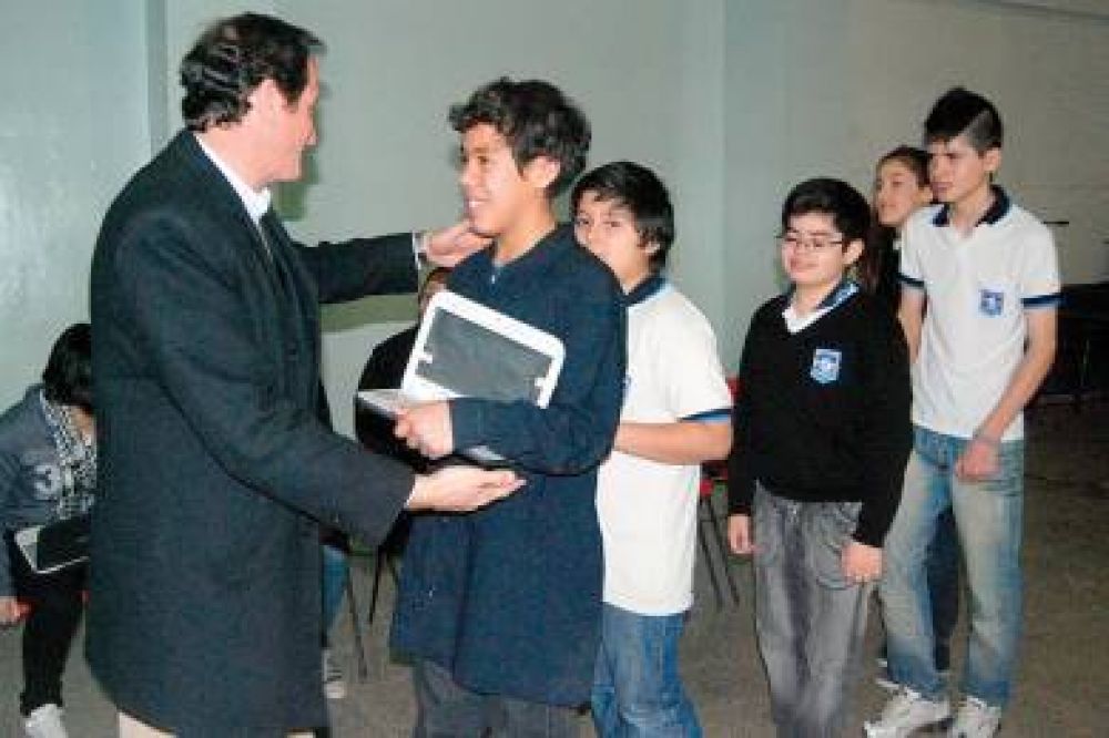 Provincia entreg� 200 netbooks para las Escuelas T�cnicas de esta ciudad