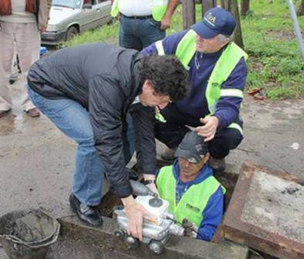 Posse supervis� c�mo funciona un robot para los conductos pluviales 