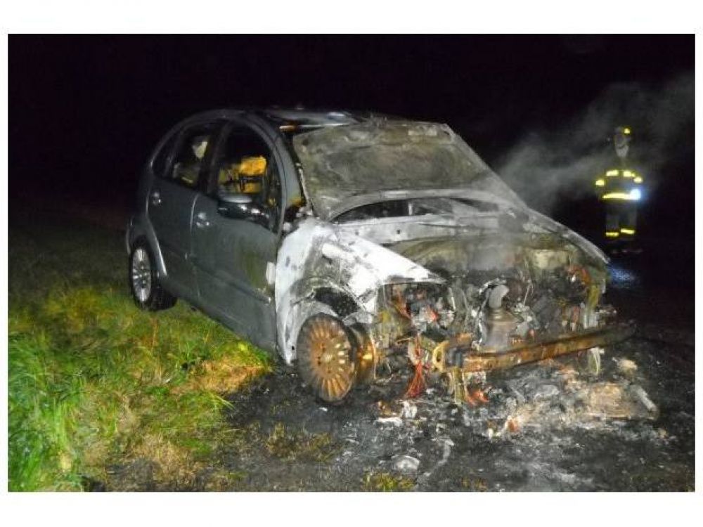 Un incendio destruy� un veh�culo y nadie lo reclam�