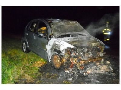 Un incendio destruy� un veh�culo y nadie lo reclam�