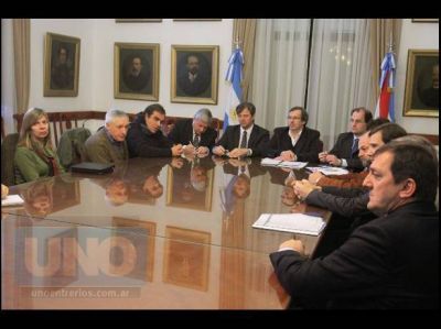 El gobierno mejor� la oferta salarial y Agmer dej� en suspenso el paro