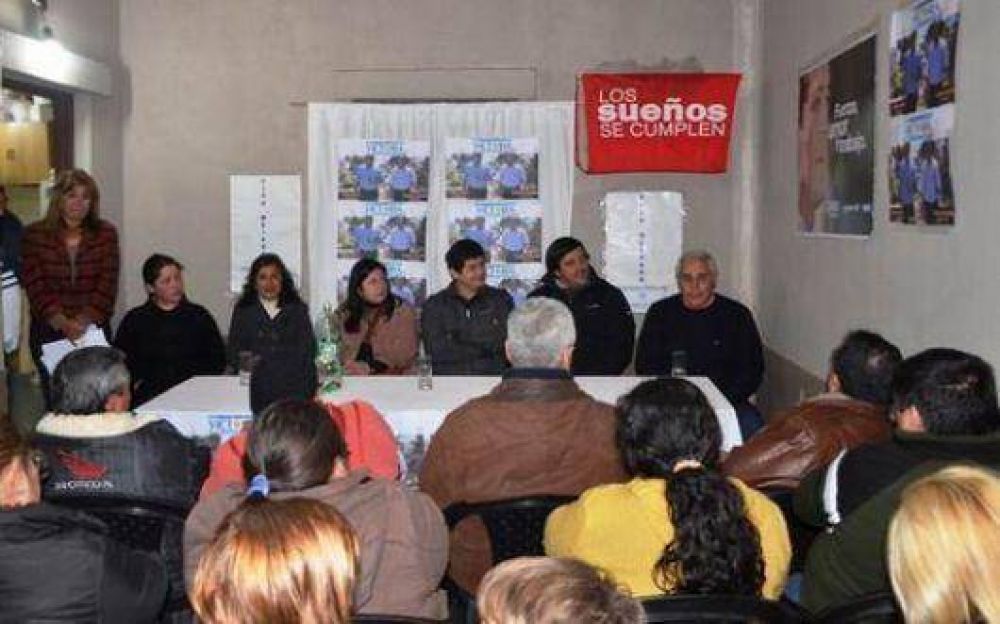 R�os inaugur� sedes y ampl�a poder territorial