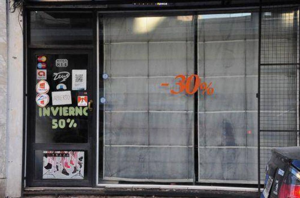 Con arma de fuego, mujer rob� en una zapater�a en pleno centro