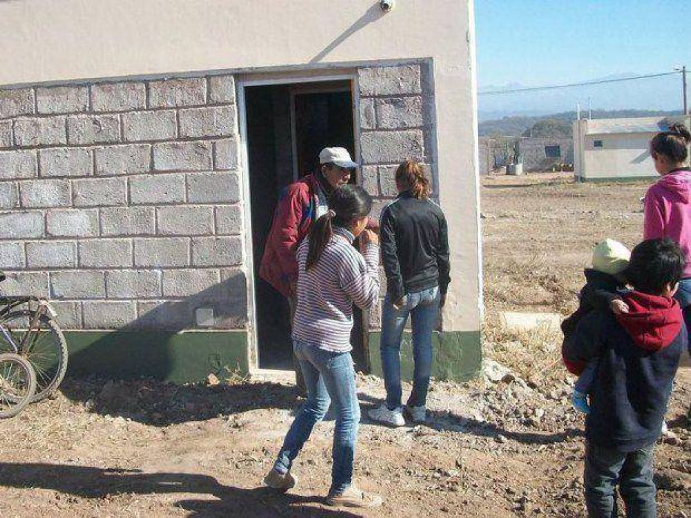 Enojo por la entrega de m�dulos habitacionales