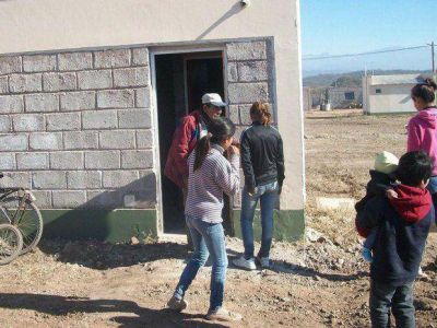 Enojo por la entrega de m�dulos habitacionales