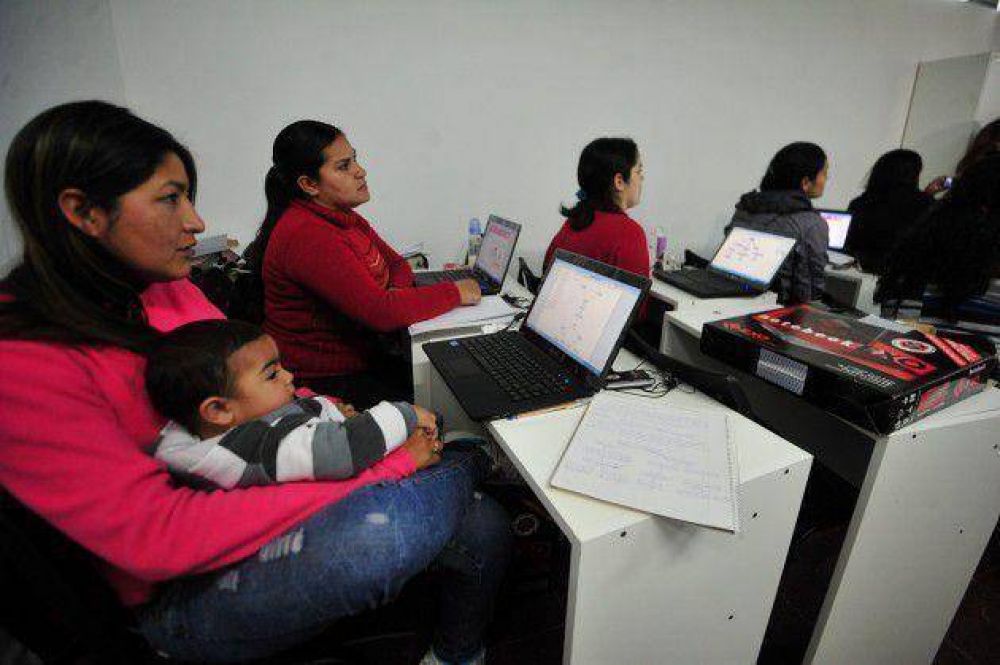 �Son j�venes que van forjando su futuro y el Gobierno les permite realizarlo�