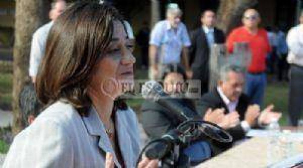 Corpacci defendi� los servicios