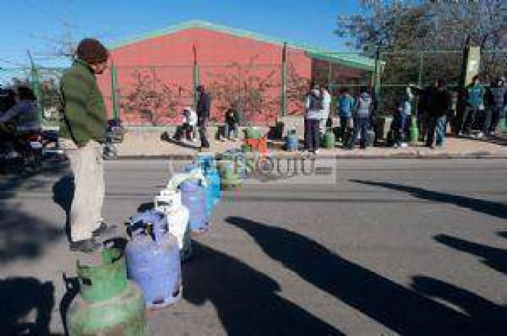 Vecinos reclamaron por no poder comprar gas