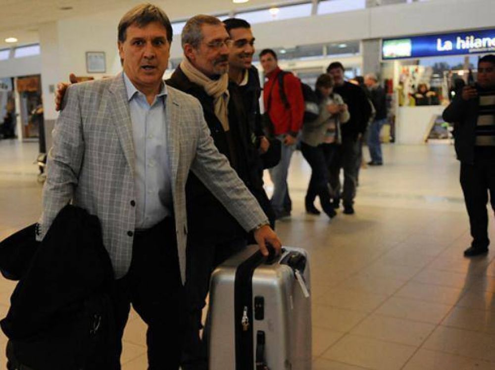 Tras la apat�a del principio, los catalanes reciben al Tata Martino con entusiasmo