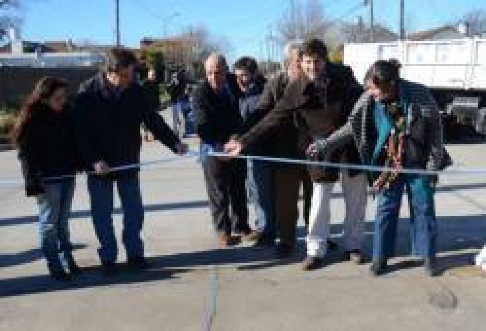 Gustavo Pulti inaugur obras de pavimento en el barrio Las Avenidas