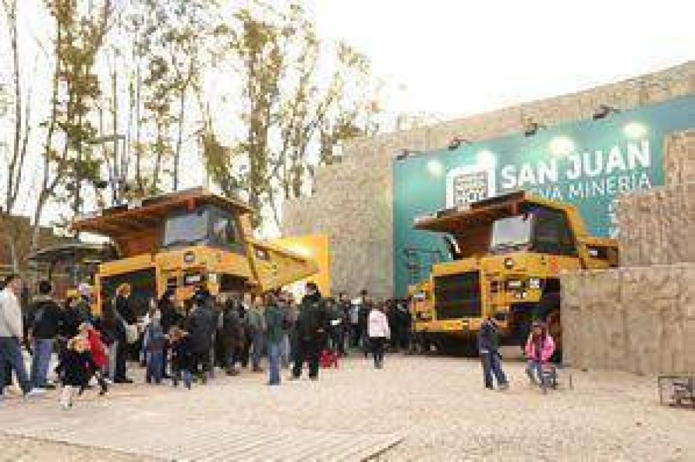  Gioja invit� a Greenpeace al stand de la nueva miner�a