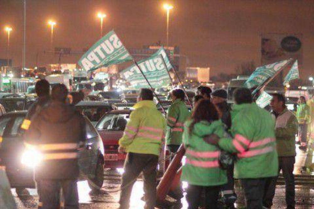 Provincia pagar� el aguinaldo y se levant� el paro en Au La Plata-Bs As
