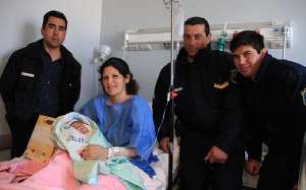 Tres polic�as ayudaron a nacer a un beb� en un banco de la comisar�a