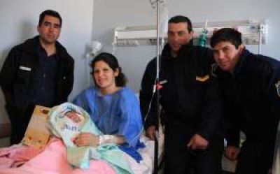 Tres polic�as ayudaron a nacer a un beb� en un banco de la comisar�a