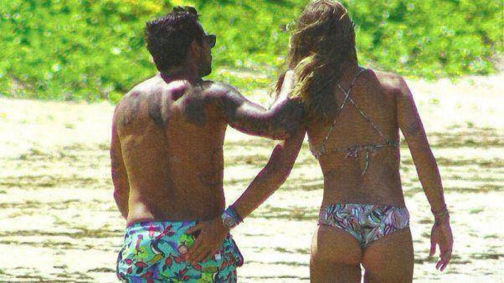 La manito cari�osa de la novia de Ezequiel "Pocho" Lavezzi   