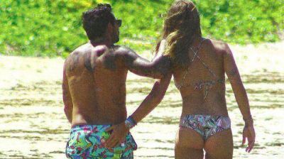 La manito cari�osa de la novia de Ezequiel "Pocho" Lavezzi   