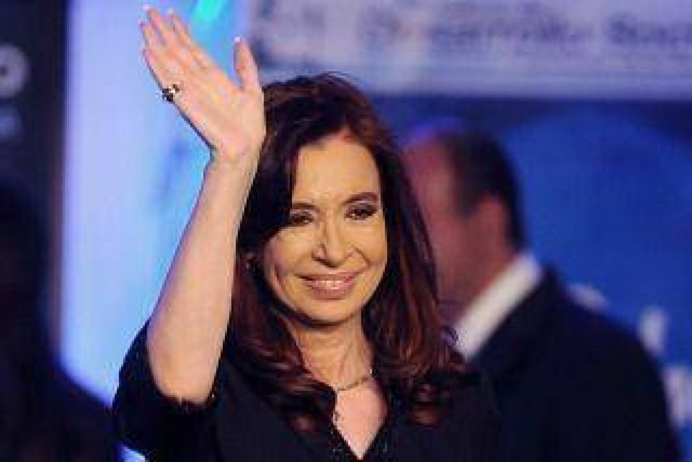 Cristina entrega certificados a egresados del programa Fines