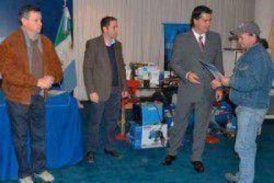 El Gobernador entreg� a 50 kits de herramientas a emprendedores de Resistencia